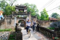 PHÍA SAU CỔNG LÀNG